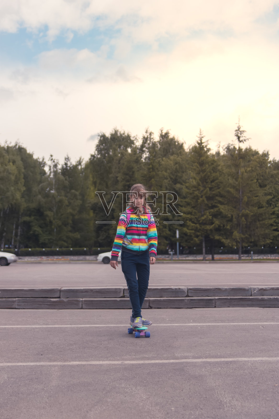 时尚金发女孩时尚滑板动感户外一天。照片摄影图片