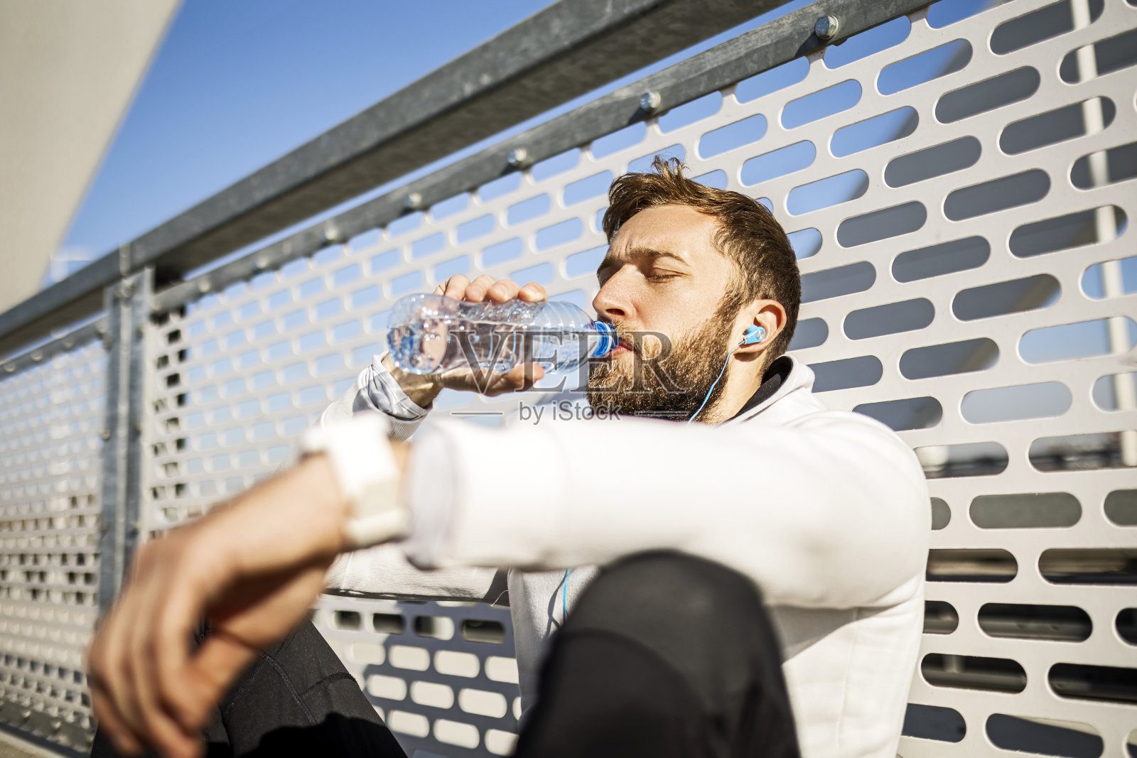 在户外慢跑后放松，喝水照片摄影图片