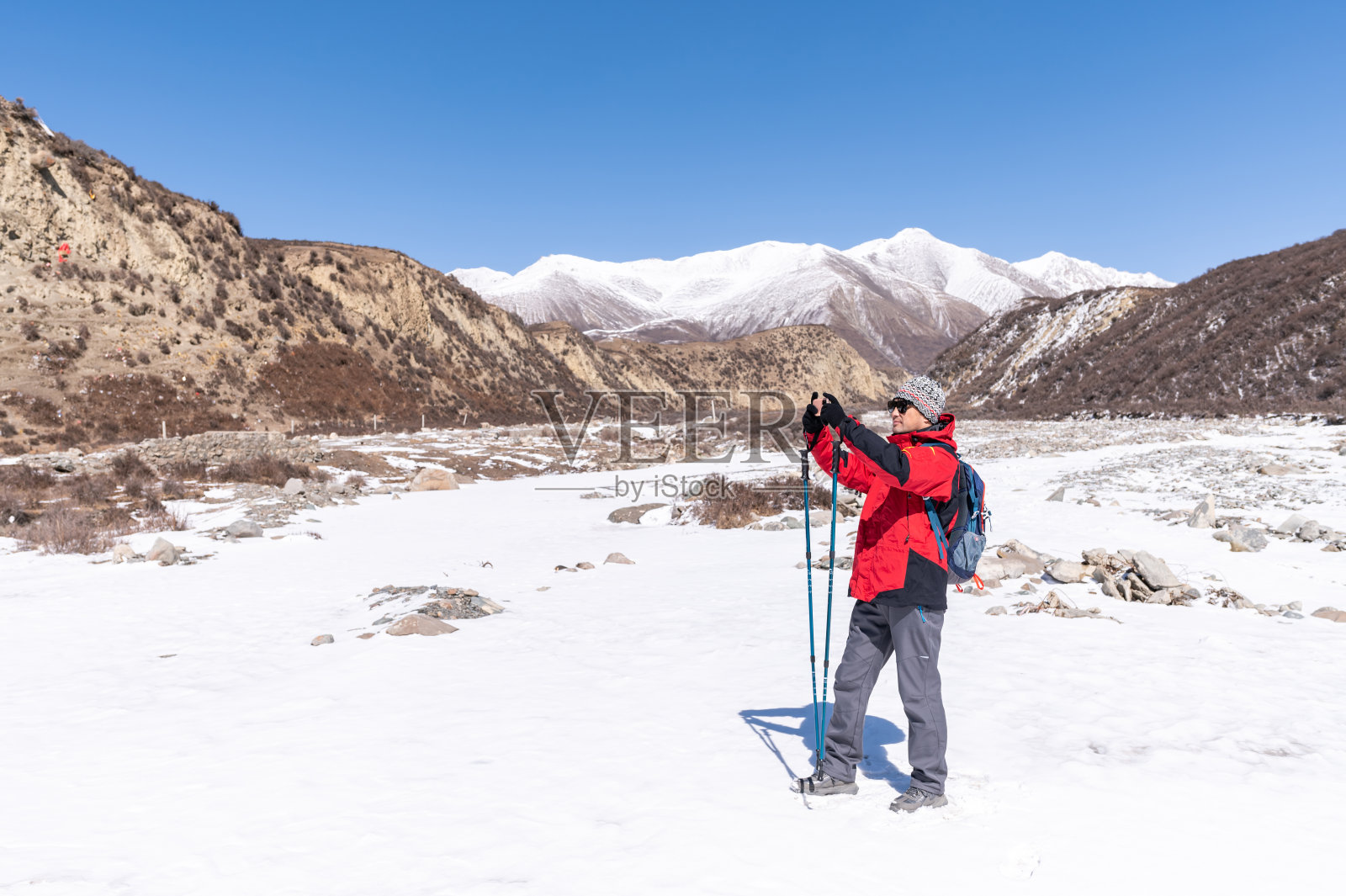 在西藏高原的荒野地区徒步旅行的亚洲中年成年人照片摄影图片
