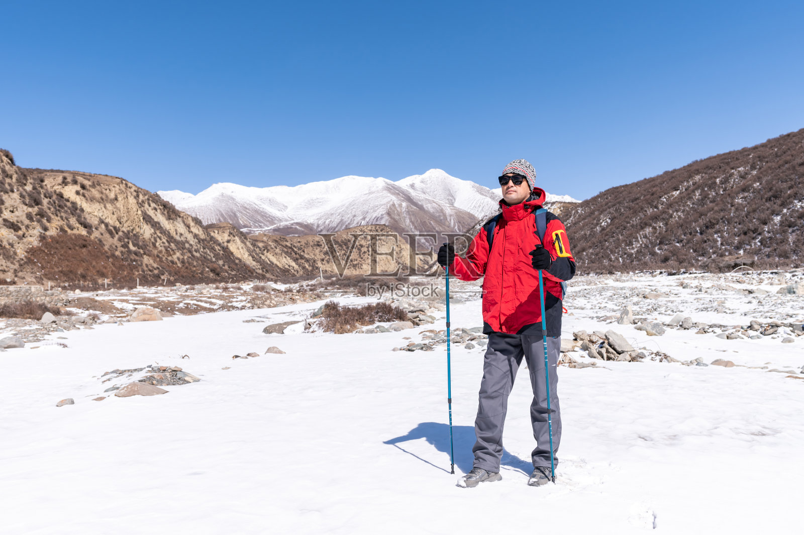 在西藏高原的荒野地区徒步旅行的亚洲中年成年人照片摄影图片