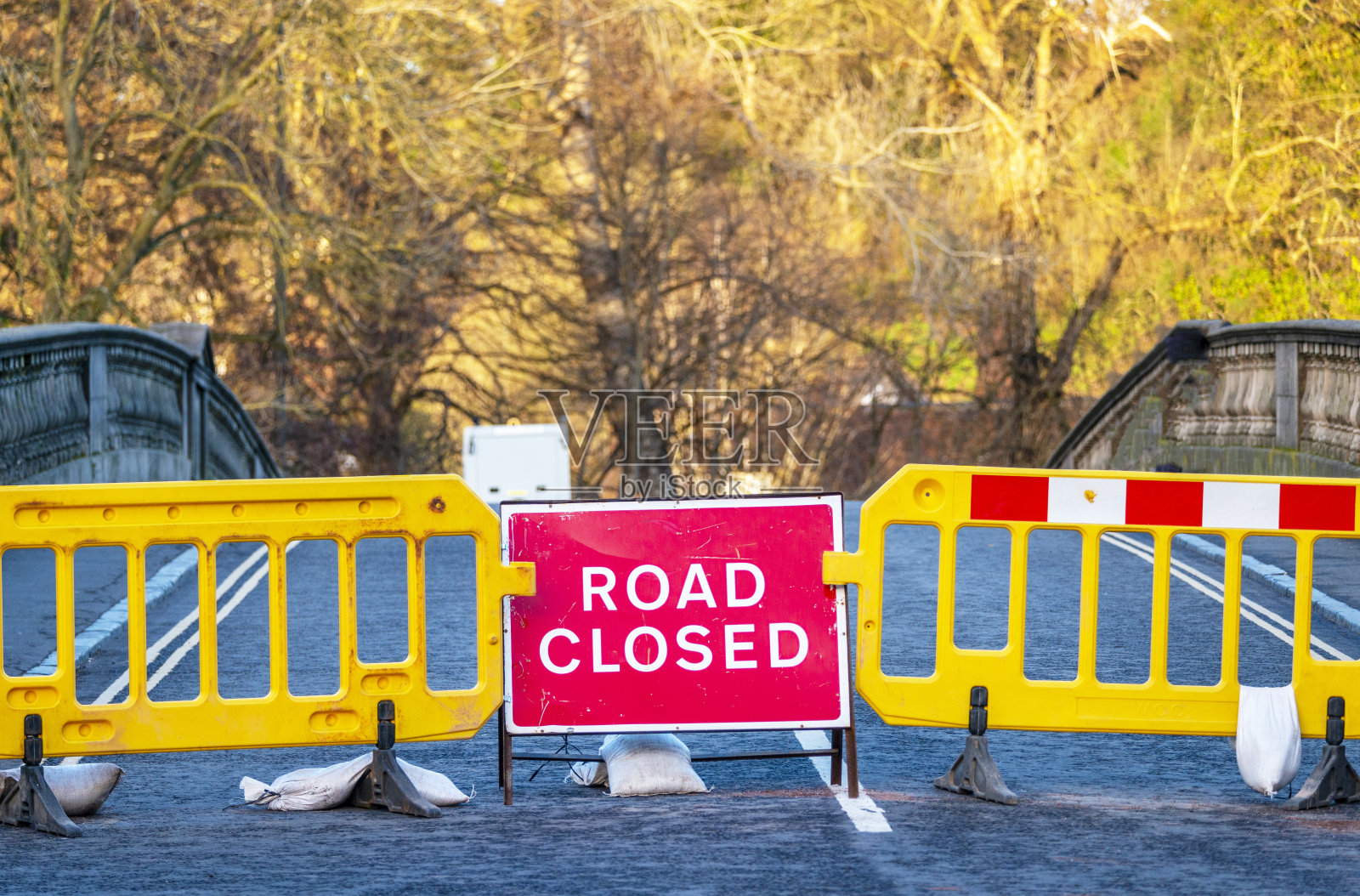 英国，伍斯特郡，比德利大桥在严重洪水和高水位期间关闭交通。照片摄影图片