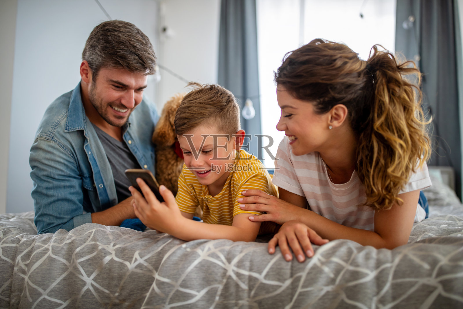 和家人在一起，在家里玩得开心照片摄影图片
