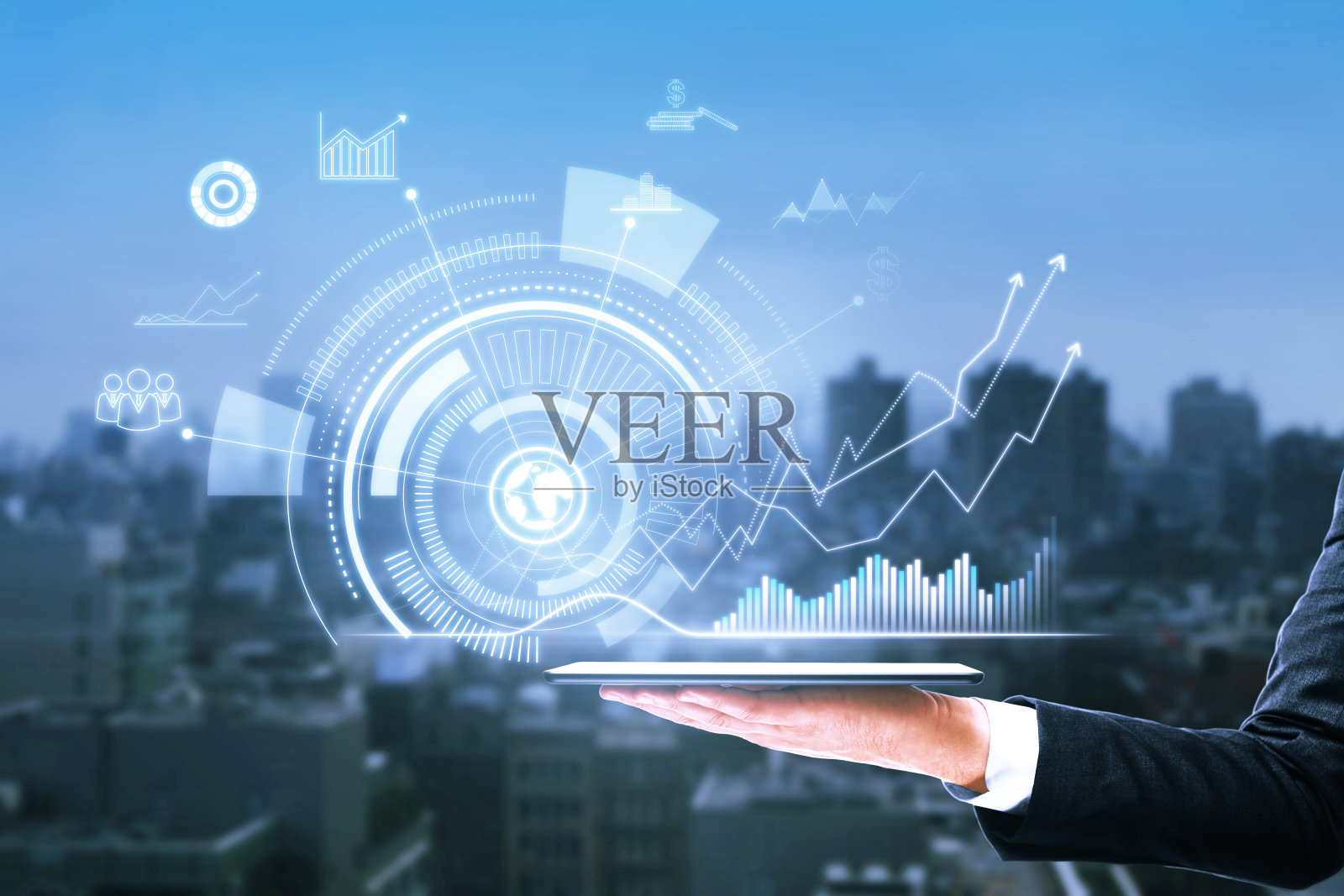 在模糊的城市背景上手持抽象发光的商业全息图的牌匾的特写。仪表盘和投资概念。双重曝光。照片摄影图片