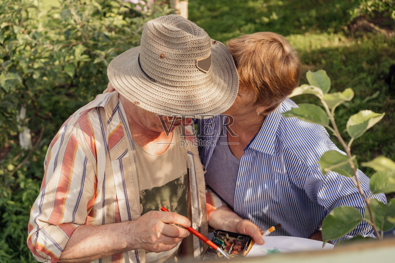 老夫妻一起享受大自然，爱，信任和团聚的时光照片摄影图片