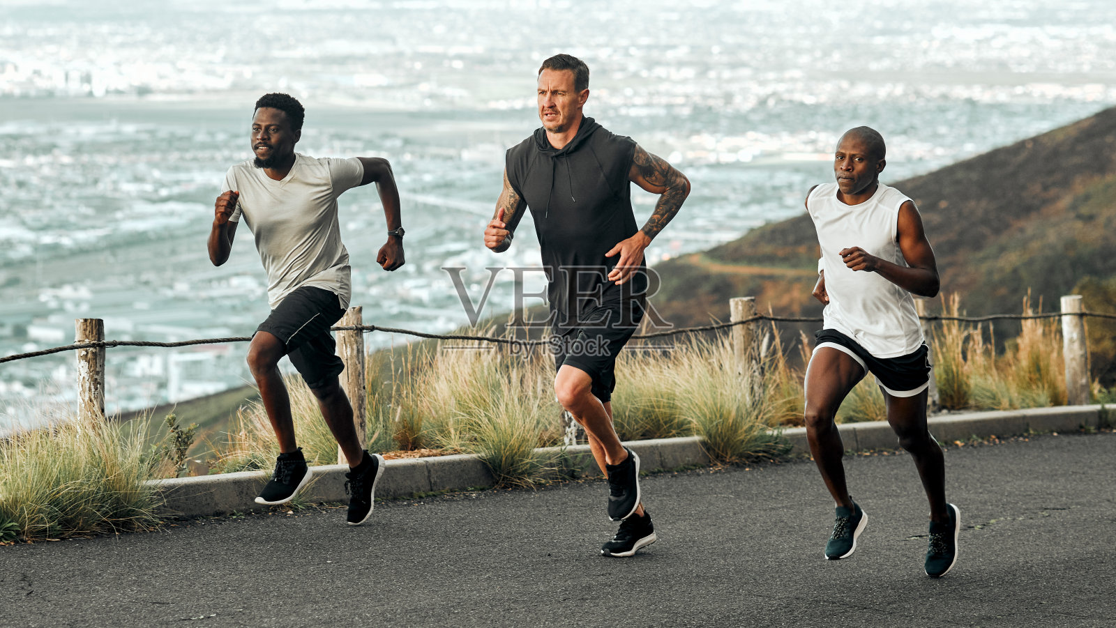 一群男人在大自然中锻炼照片摄影图片