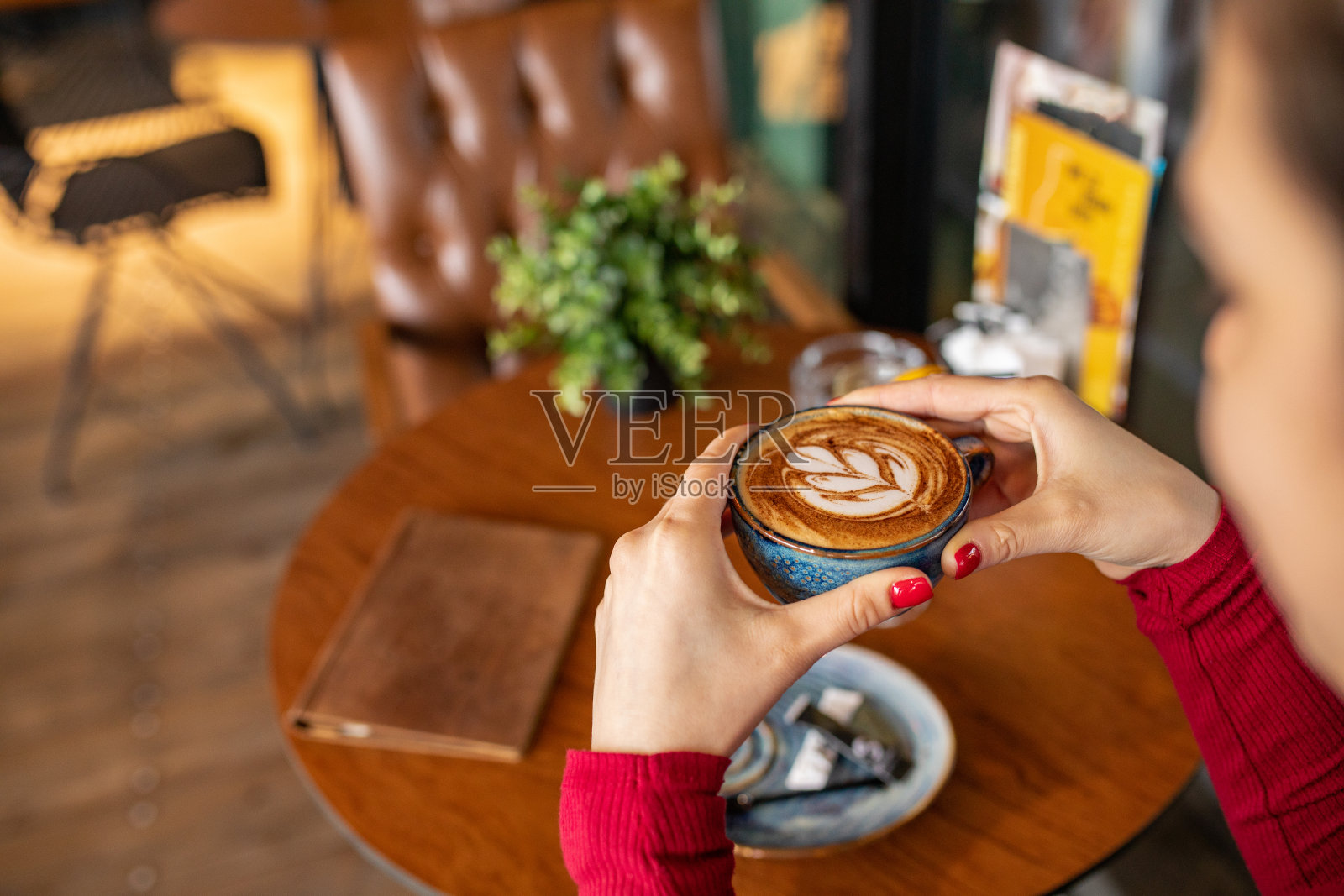 一个女人在咖啡馆里享受着她的早餐咖啡照片摄影图片