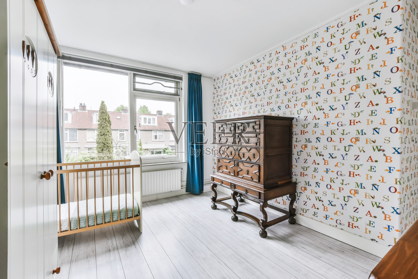 一间带木床的可爱的儿童房照片摄影图片