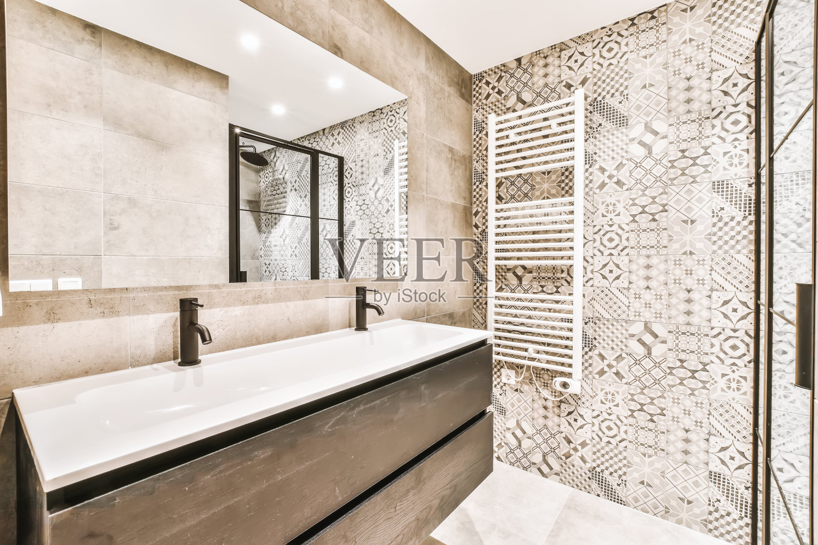 豪华的浴室内部与大水槽照片摄影图片