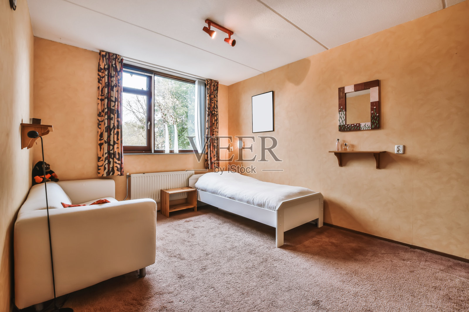 一间有单人床的令人兴奋的房间照片摄影图片