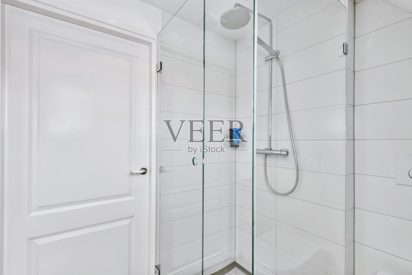 漂亮的浴室，带淋浴和架子照片摄影图片