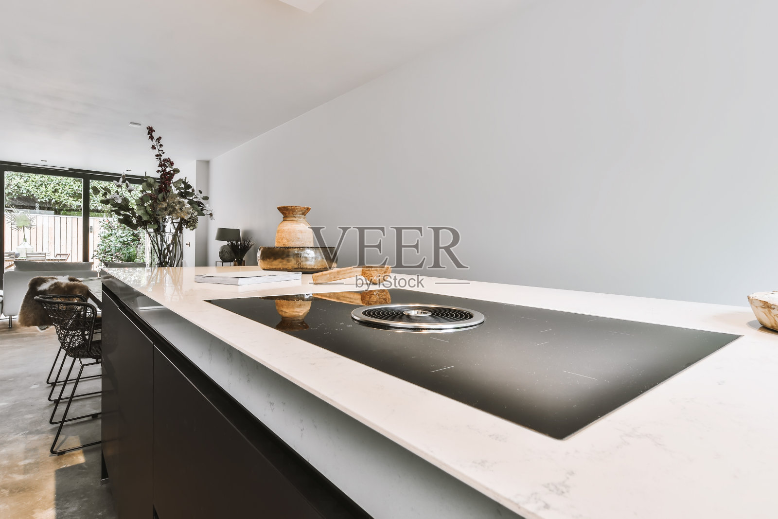 白色台面内嵌的时尚火炉照片摄影图片