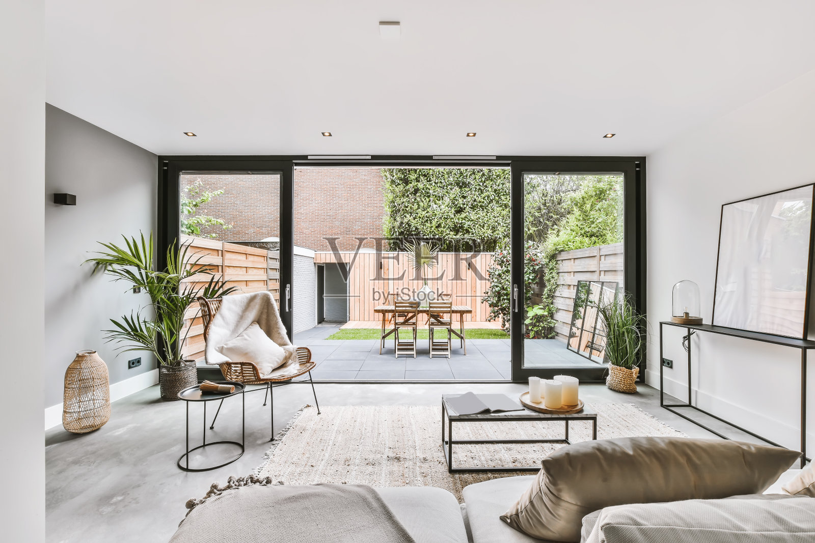 时尚的客厅与米色沙发照片摄影图片