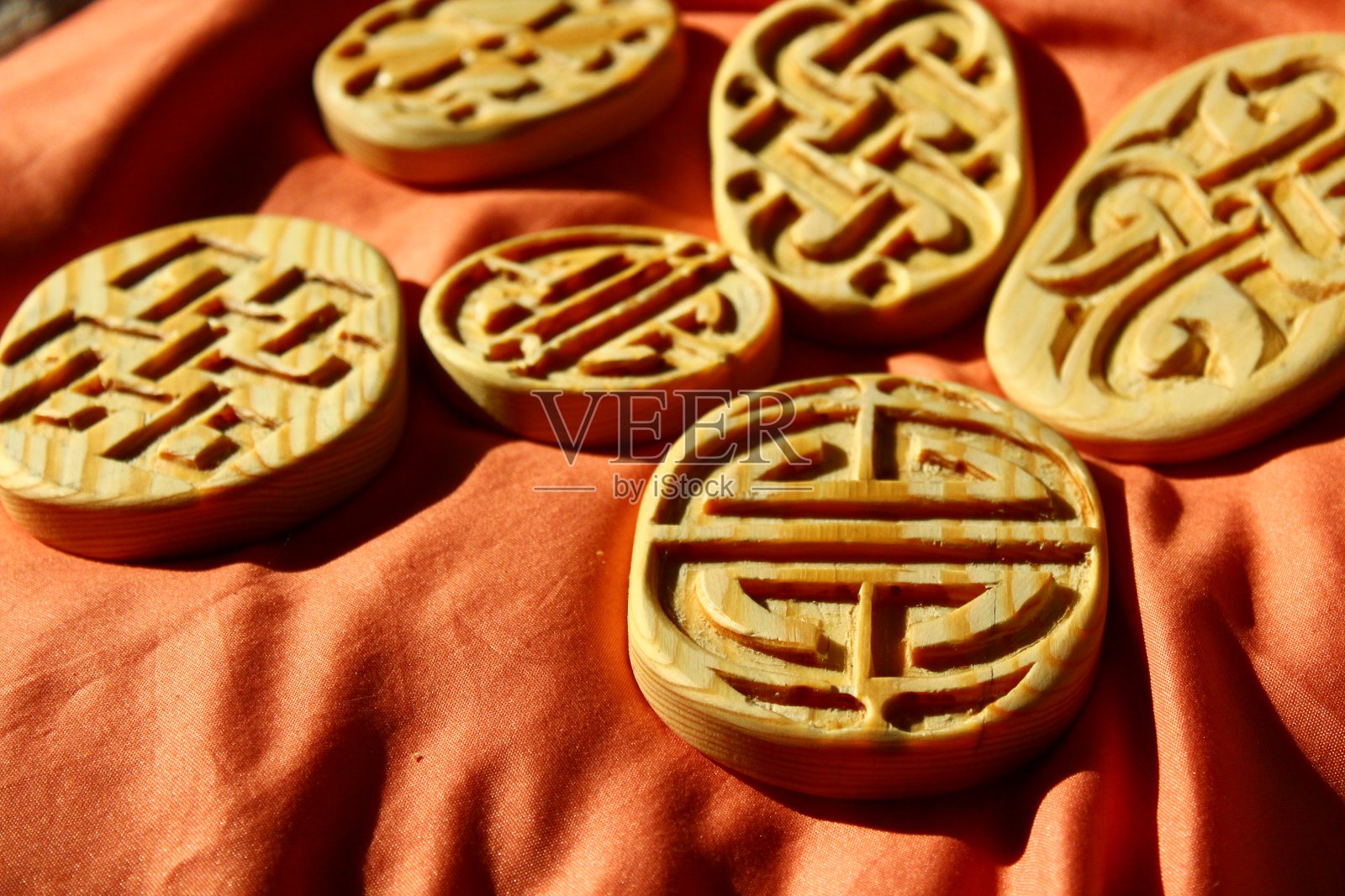 木块与华丽的传统雕刻烘烤饼干小丘照片摄影图片