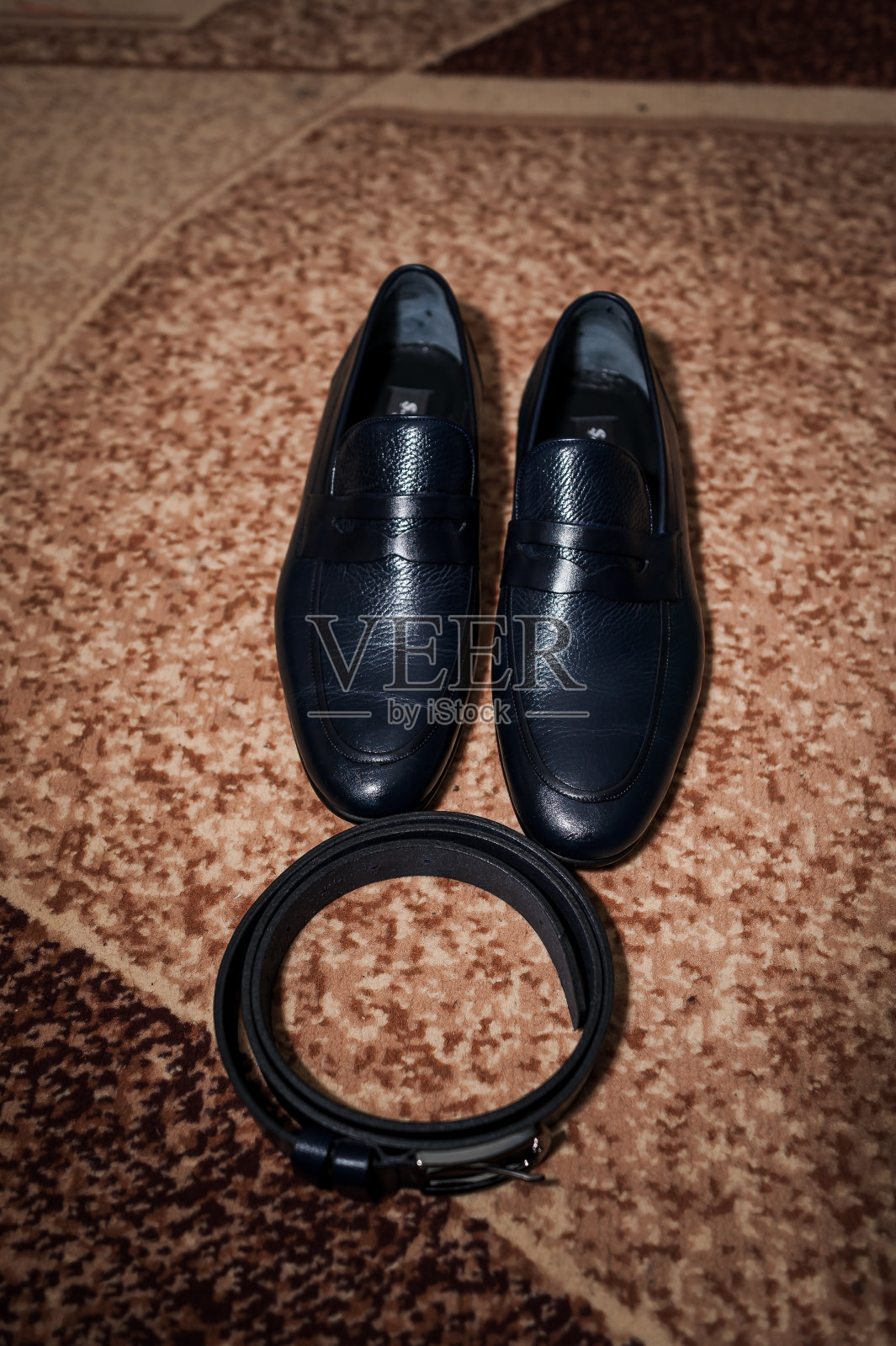 新郎的设置蝴蝶鞋皮带袖扣结婚戒指男人配件照片摄影图片