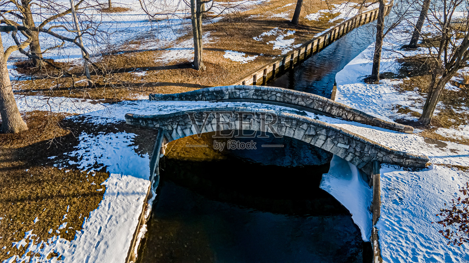 公园小桥在锯河上照片摄影图片
