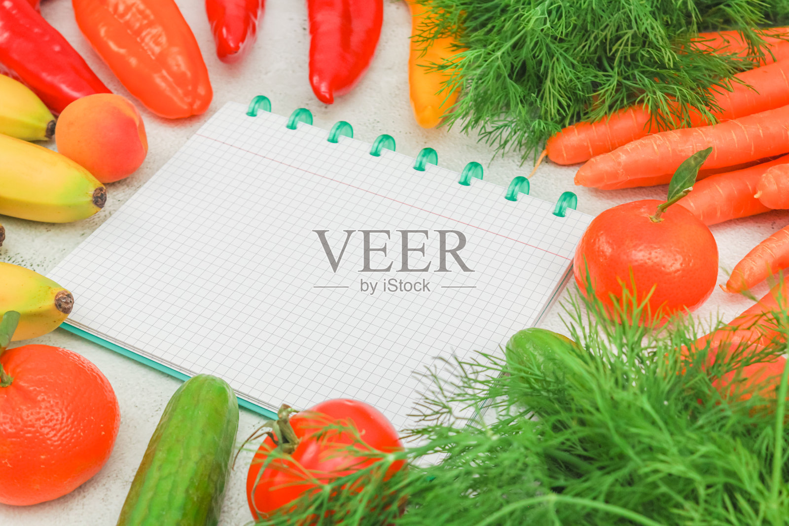 时令蔬菜和水果被摆放在大理石桌子上一个空的格子笔记本周围照片摄影图片