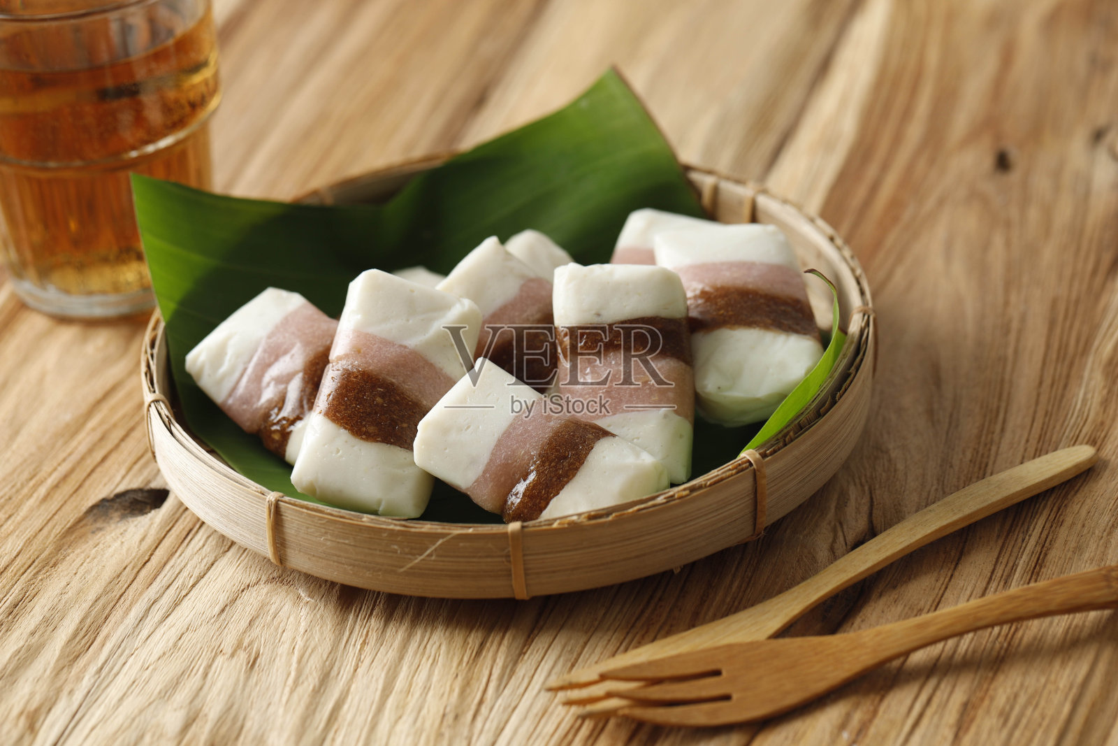 Getuk Tiga Warna或Getuk Trio，来自Magelang的传统爪哇甜点。木薯和椰子的混合物照片摄影图片