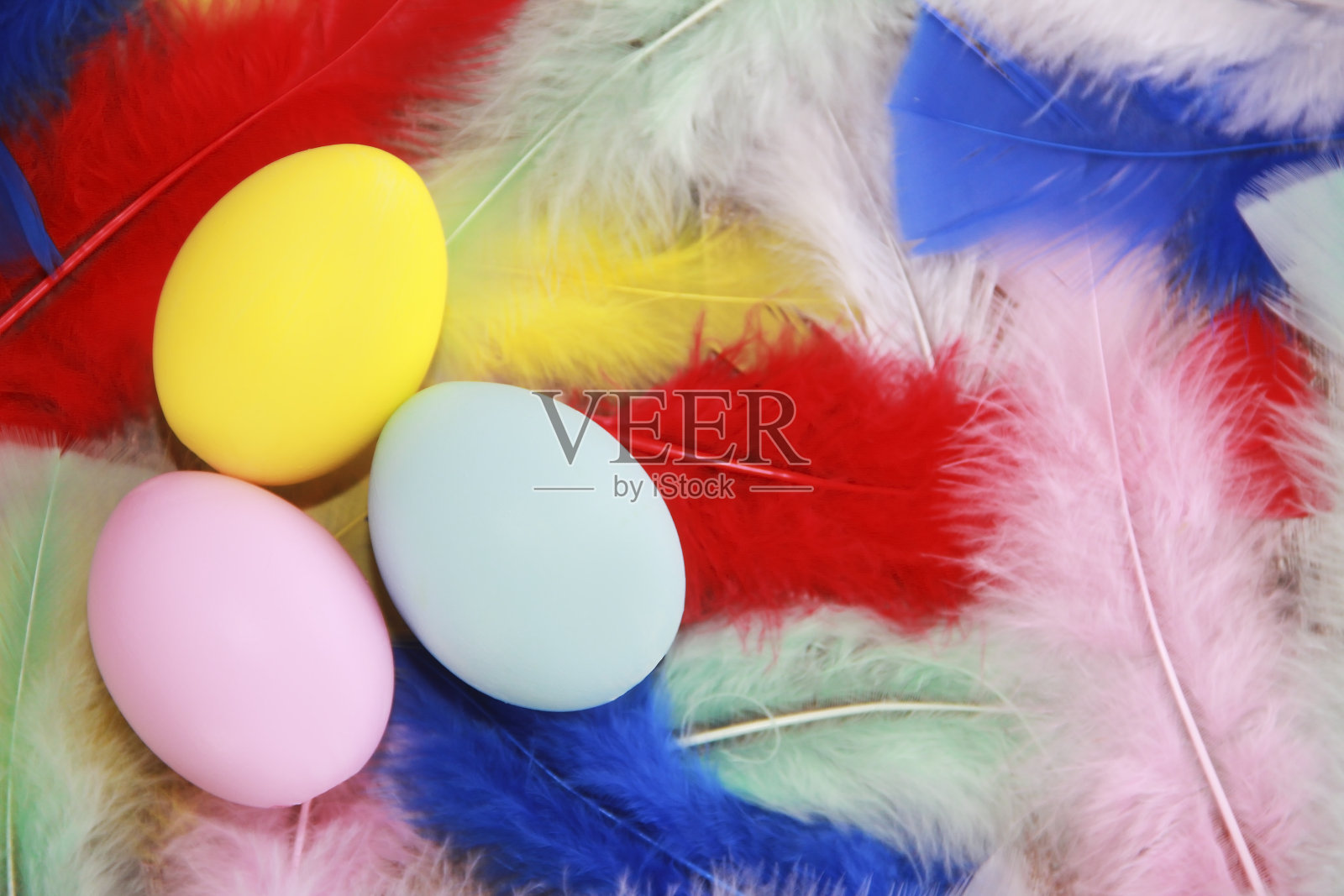 装饰复活节彩蛋和彩色的鸟羽毛照片摄影图片