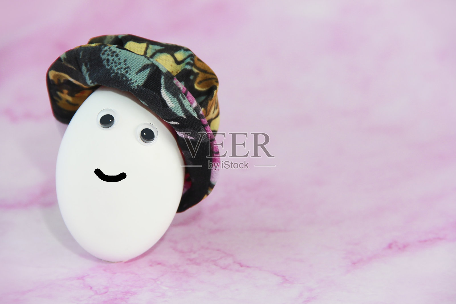 有趣的微笑复活节白色的蛋与眼睛照片摄影图片