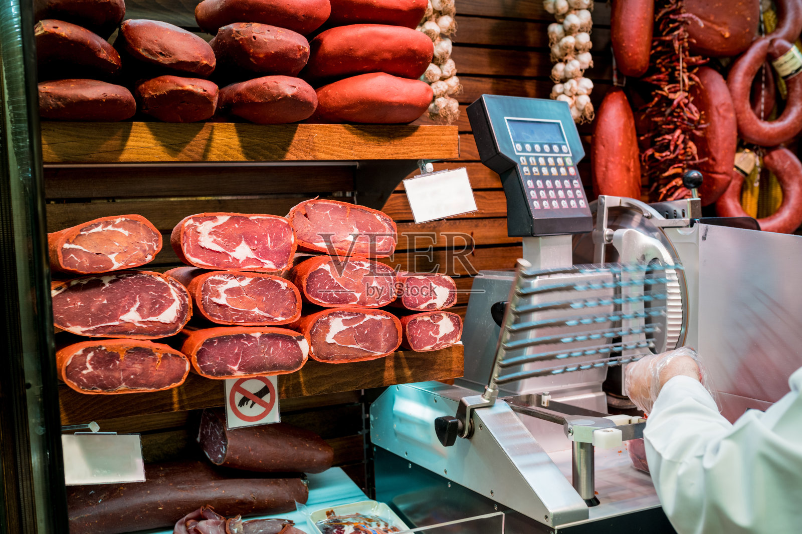 近距离观看土耳其街头大市场的熏牛肉，伊斯坦布尔埃及集市上美味的熏牛肉。照片摄影图片