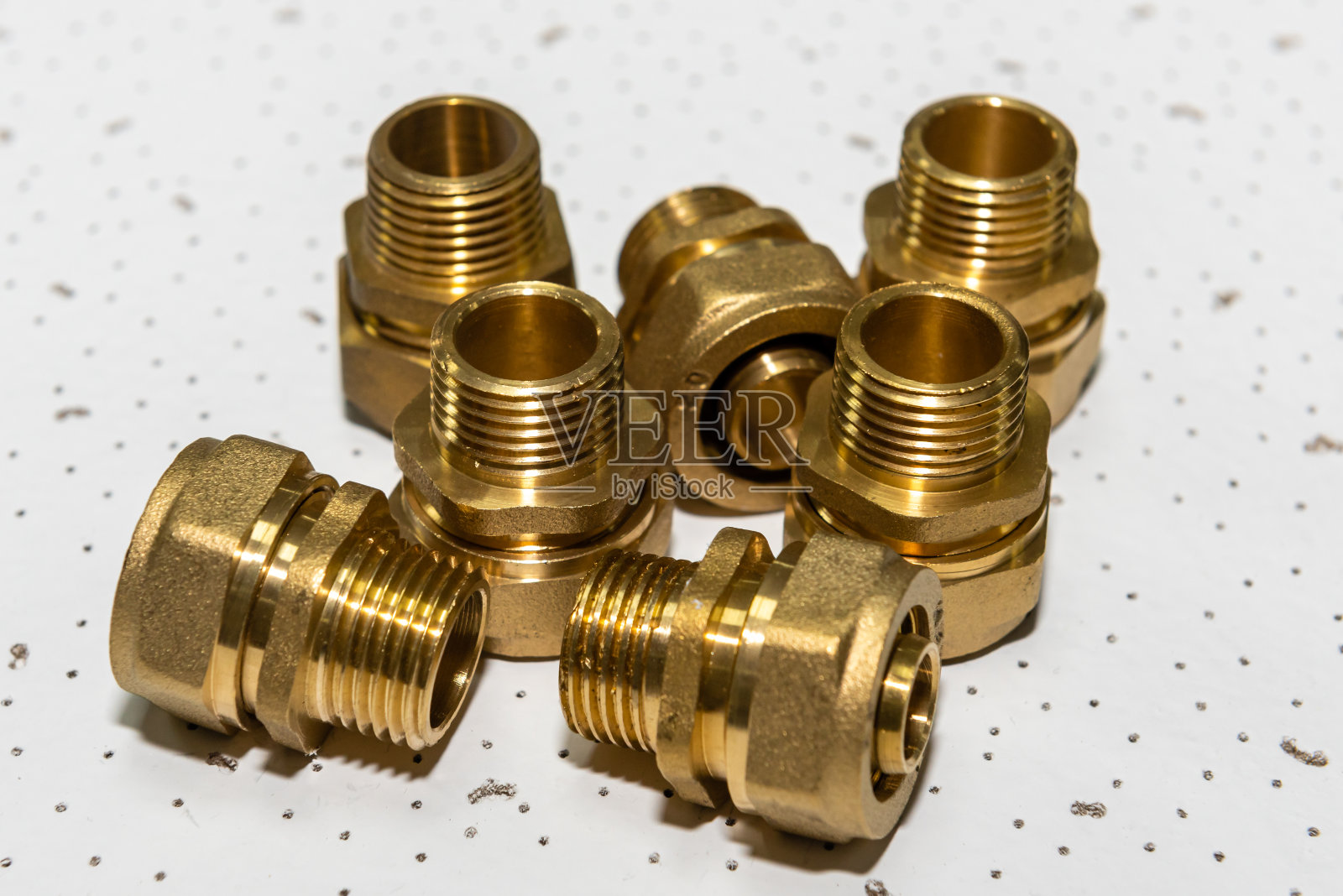 白色纹理背景的水管配件照片摄影图片