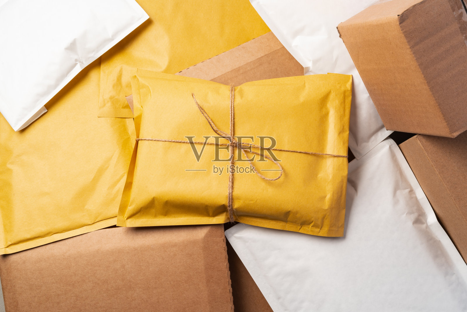 许多黄色的纸信封。前视图。照片摄影图片