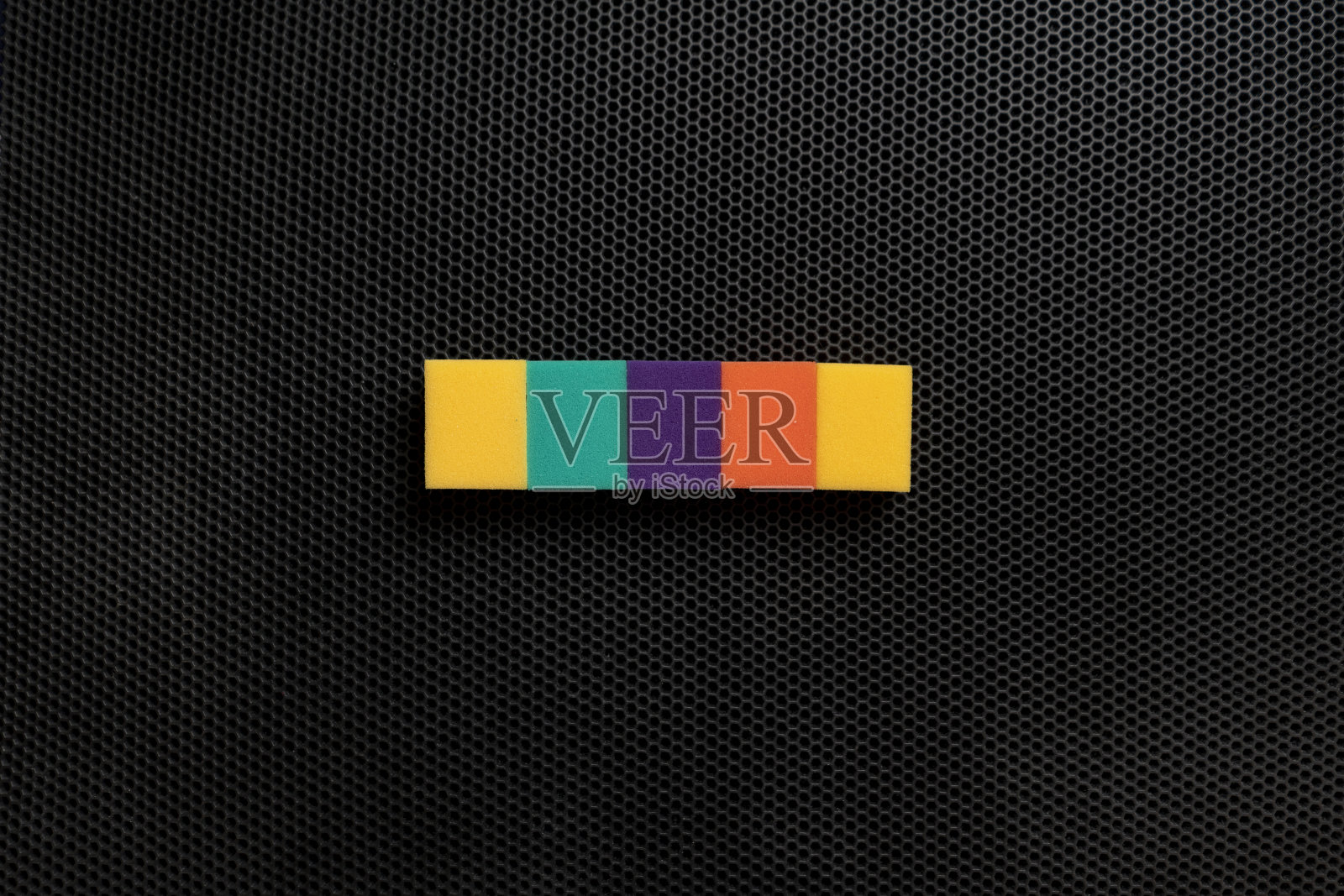 五种不同颜色的清洁海绵平铺，家居概念照片摄影图片