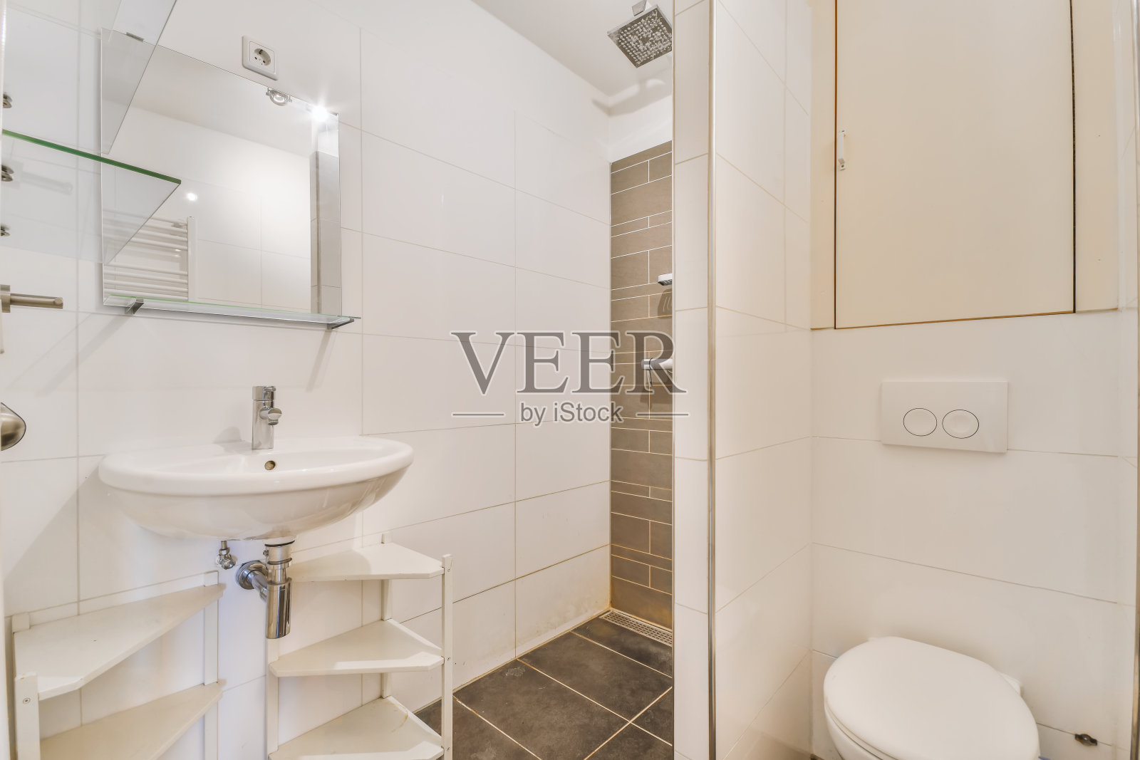 有架子的漂亮浴室照片摄影图片