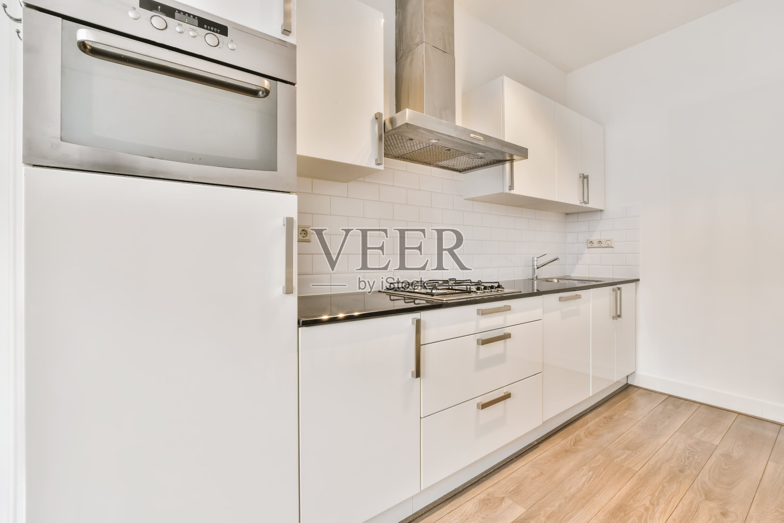 一个令人兴奋的小厨房，在浅色和白色的厨房套装照片摄影图片