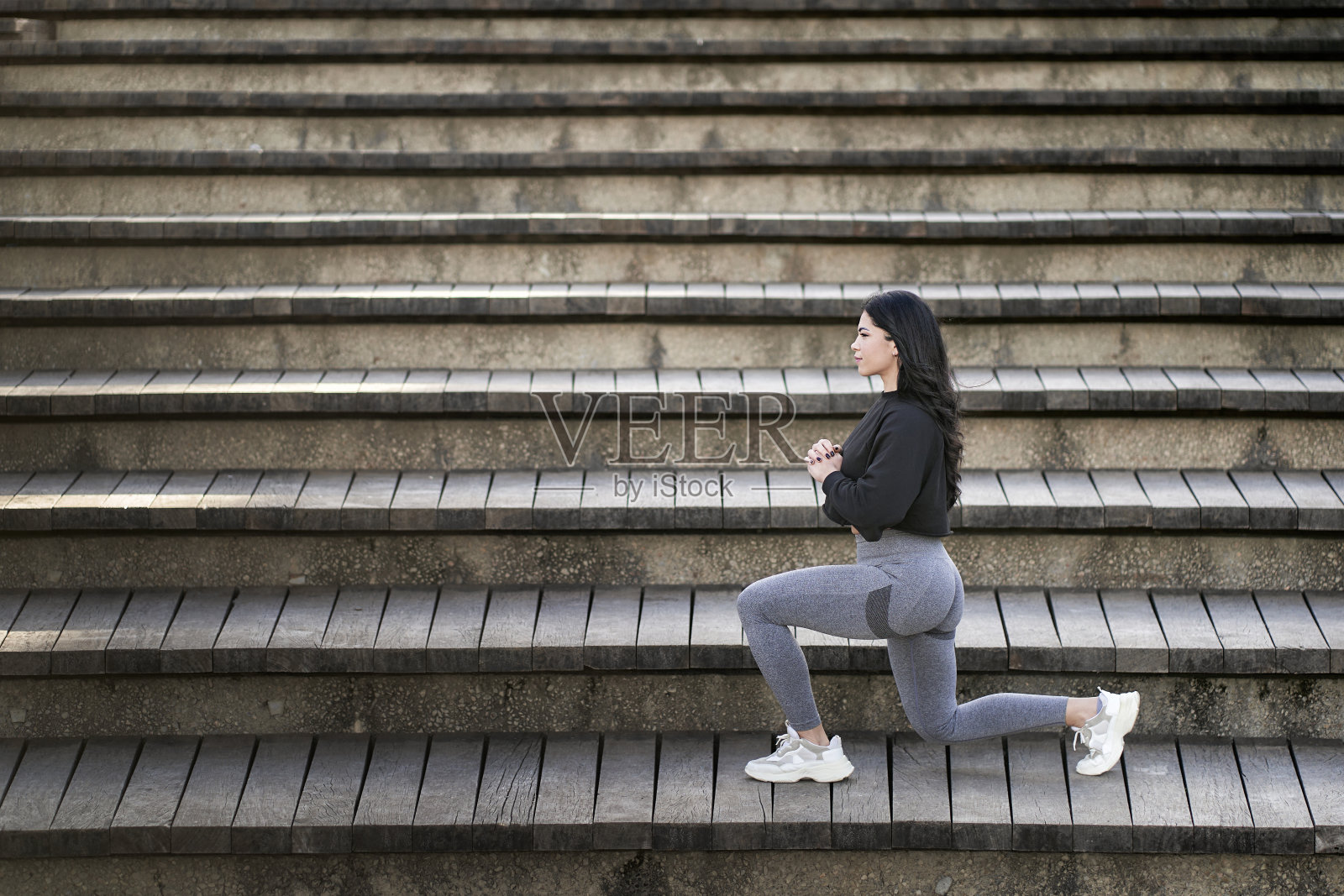 女运动员在楼梯上锻炼双腿照片摄影图片