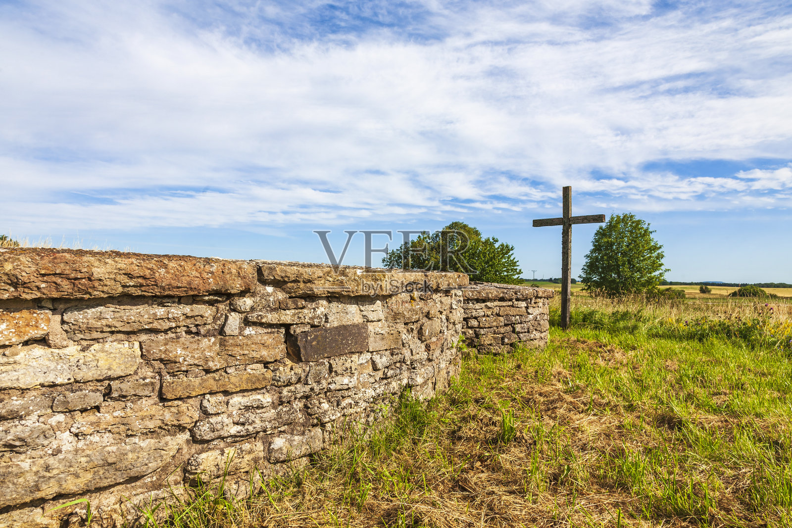 教堂的废墟上有一个木制十字架照片摄影图片