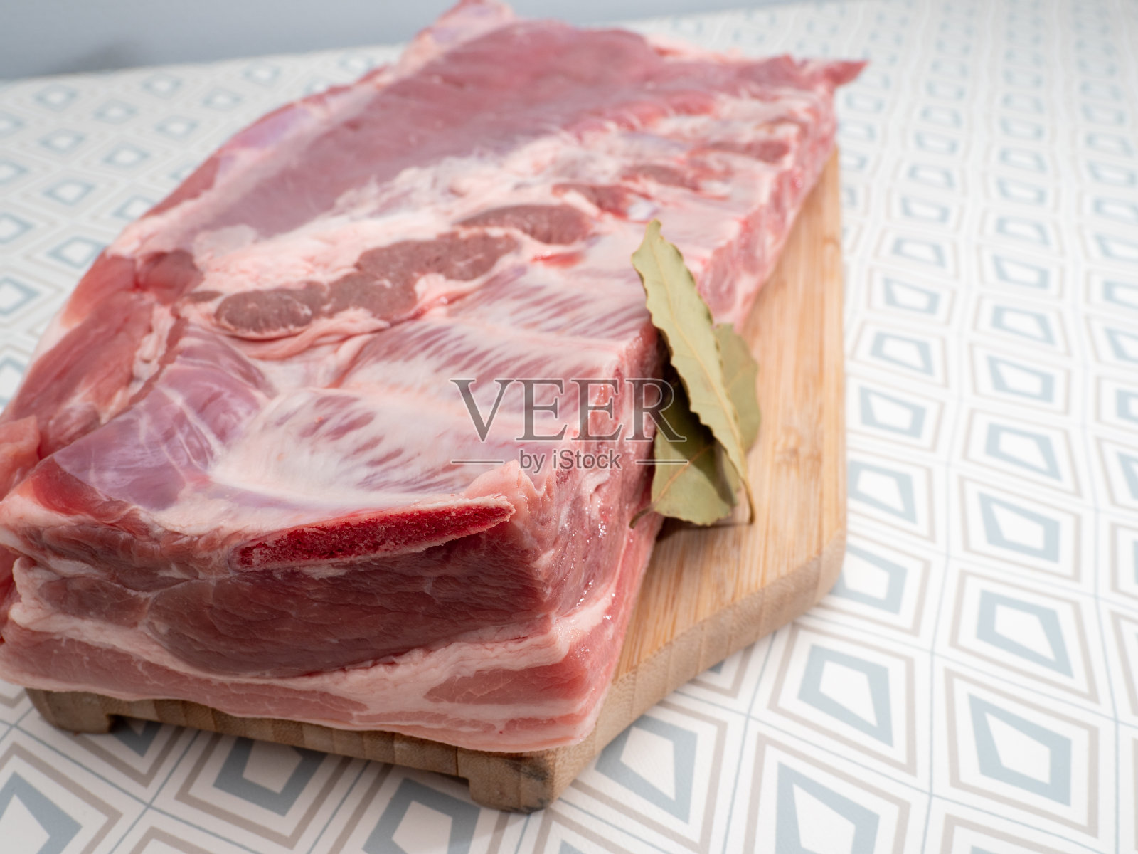 砧板上的生猪肉。生肉照片摄影图片