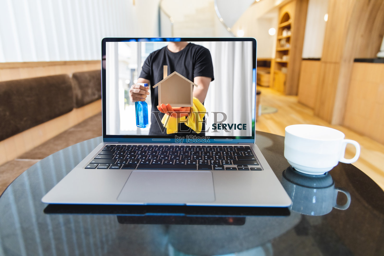 家庭清洁服务，笔记本电脑清洁服务。在线呼叫专业清洗服务照片摄影图片