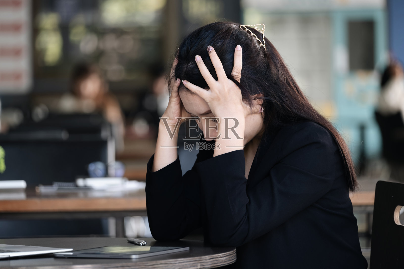 疲劳综合症的概念。职业女性对工作感到不自在。这是由于不成功的工作和休息的身体所积累的压力造成的。咨询专家精神科医生。照片摄影图片