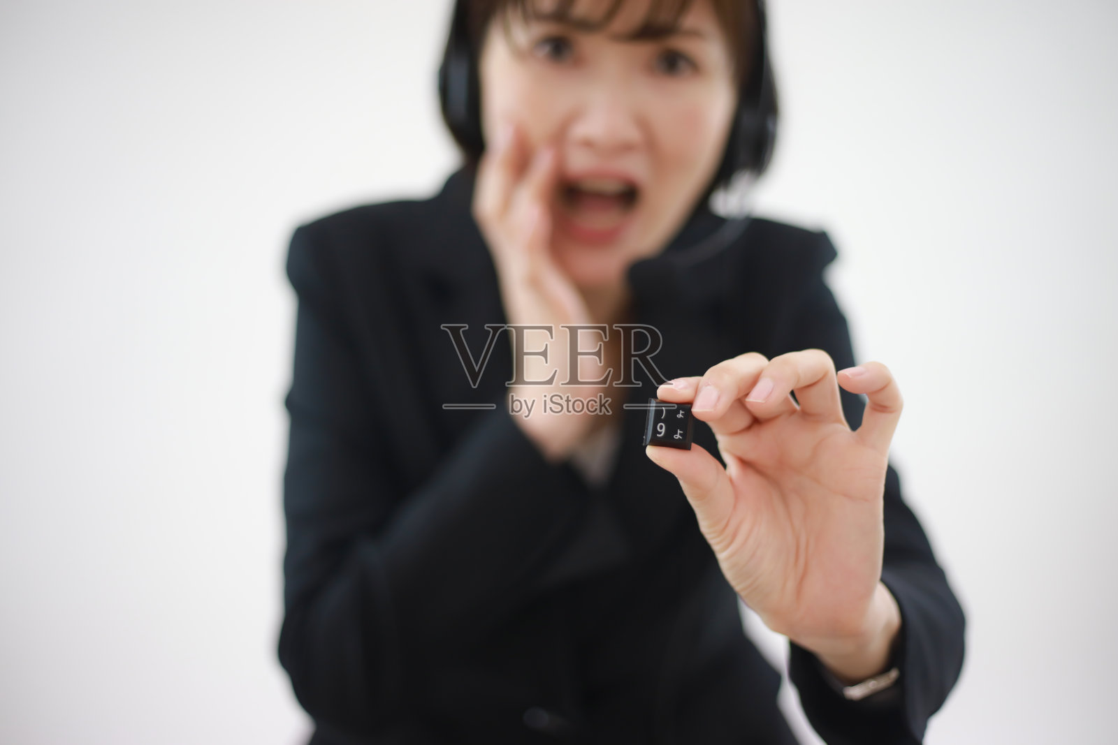 删除键盘键的女员工照片摄影图片