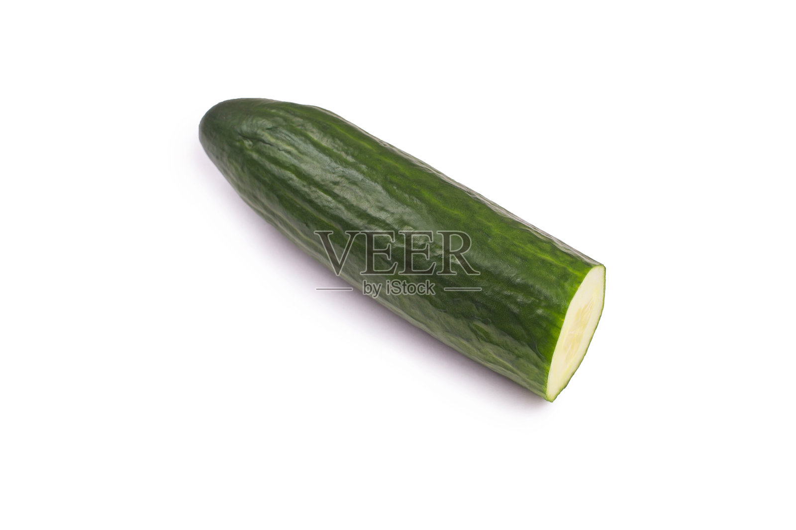 一片黄瓜被孤立在白色的背景上照片摄影图片