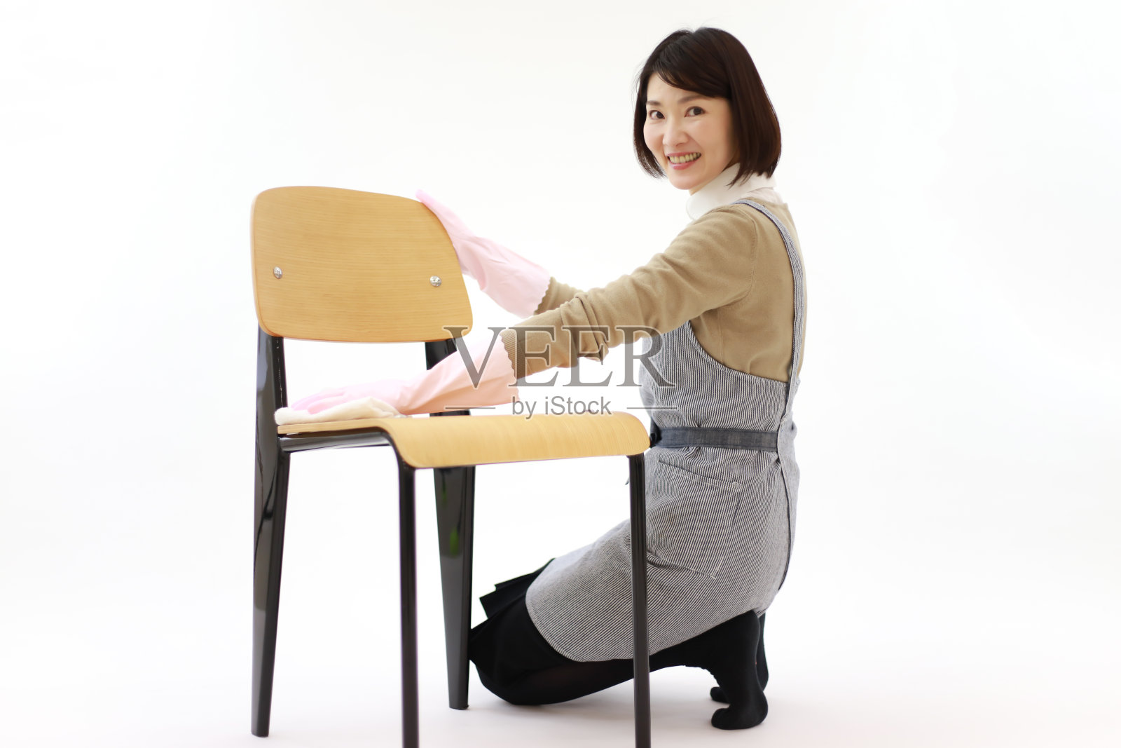 擦椅子的女人照片摄影图片