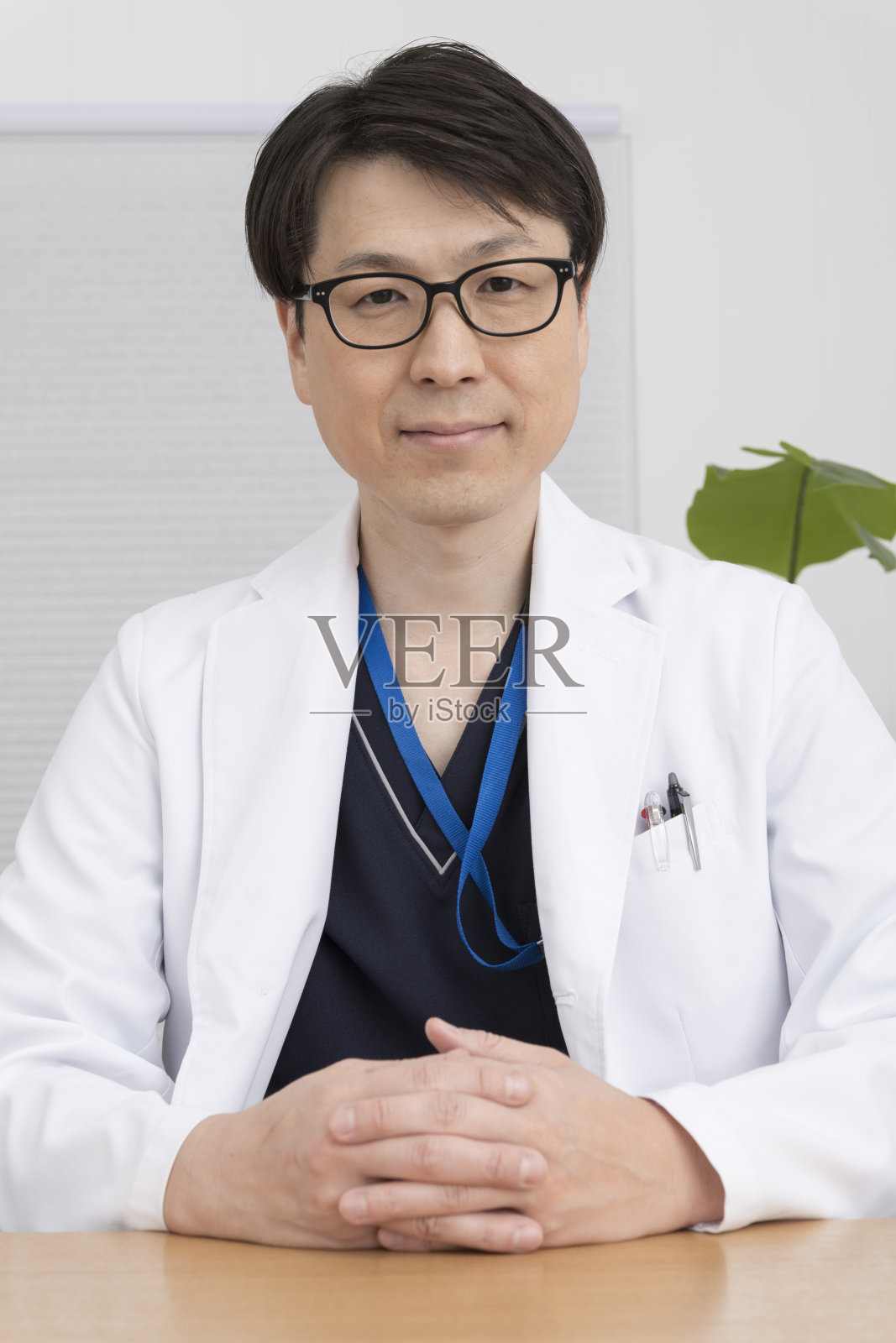 医生正在和病人交流。照片摄影图片