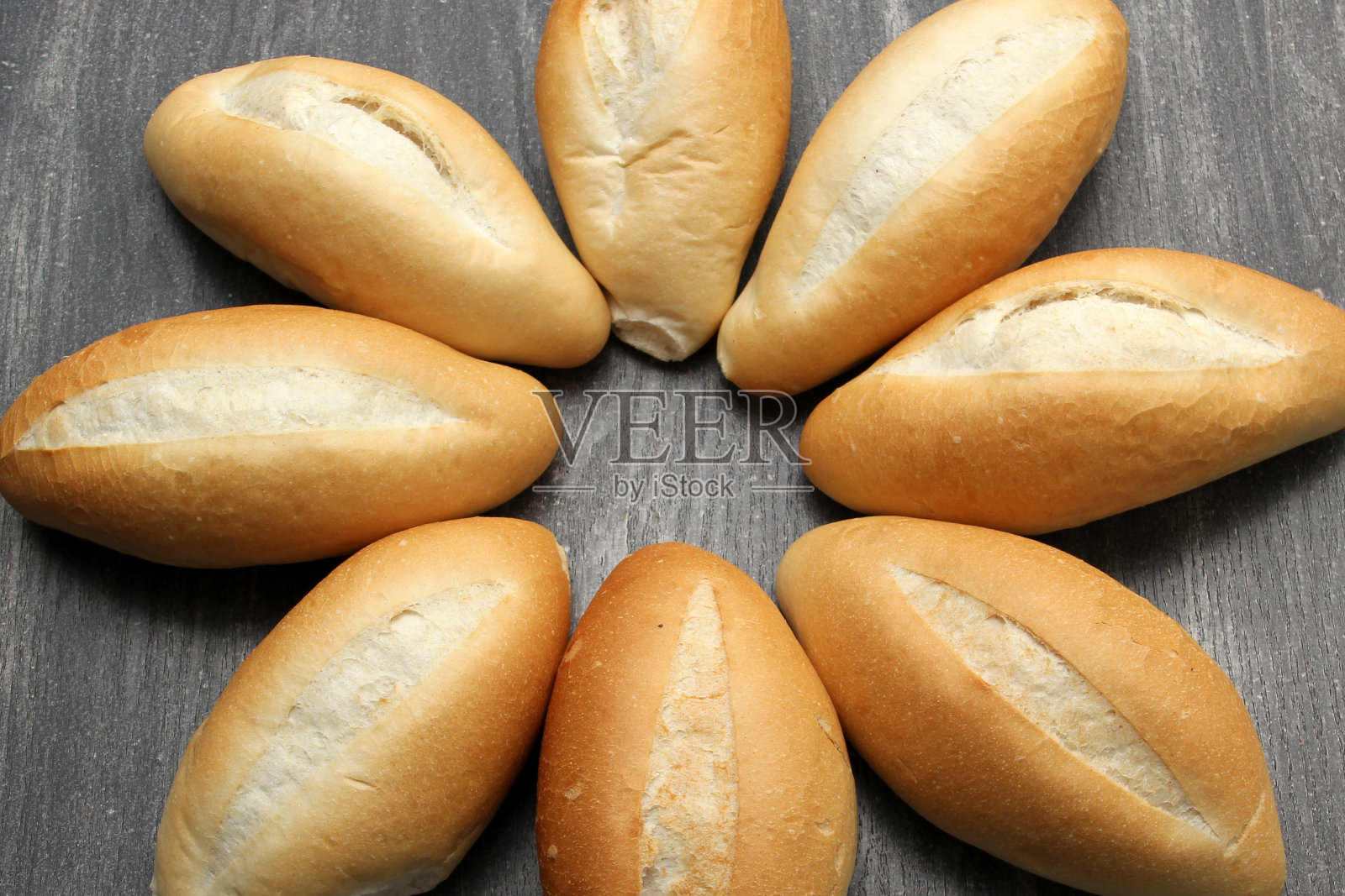 新鲜，美味，松软，热，刚做的墨西哥波利约，白，法国或面包。用小麦粉制成的流行且经济的照片摄影图片