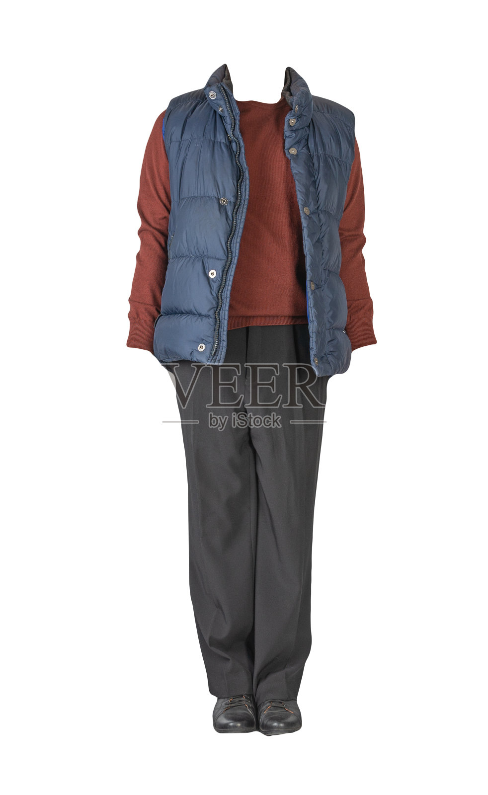 海军蓝无袖夹克，黑色裤子，毛衣和黑色皮鞋在白色背景照片摄影图片