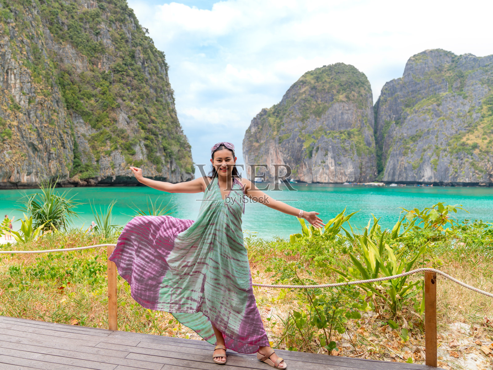 快乐的亚洲妇女游客在木露台观景台与美丽的风景玛雅湾海滩在披披列岛照片摄影图片
