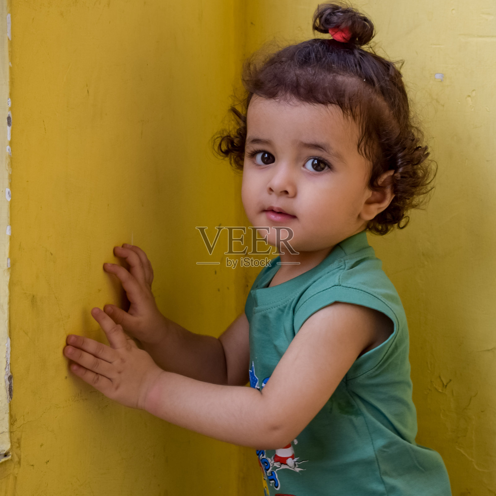 可爱的小男孩Shivaay在夏天的时候在家里的阳台上，可爱的小男孩在白天拍摄照片，小男孩在家里享受拍摄照片照片摄影图片