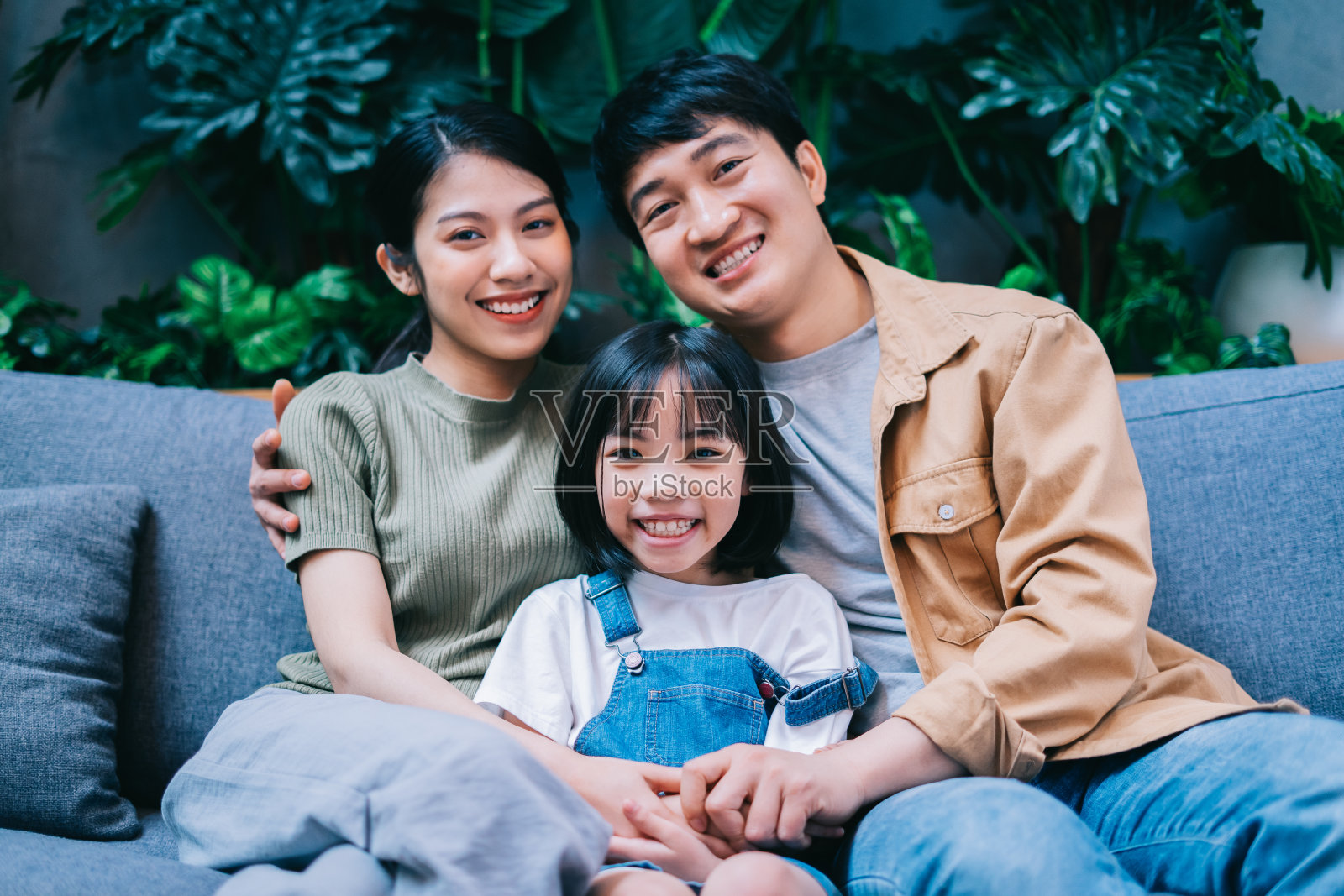 年轻亚洲家庭的肖像照片摄影图片