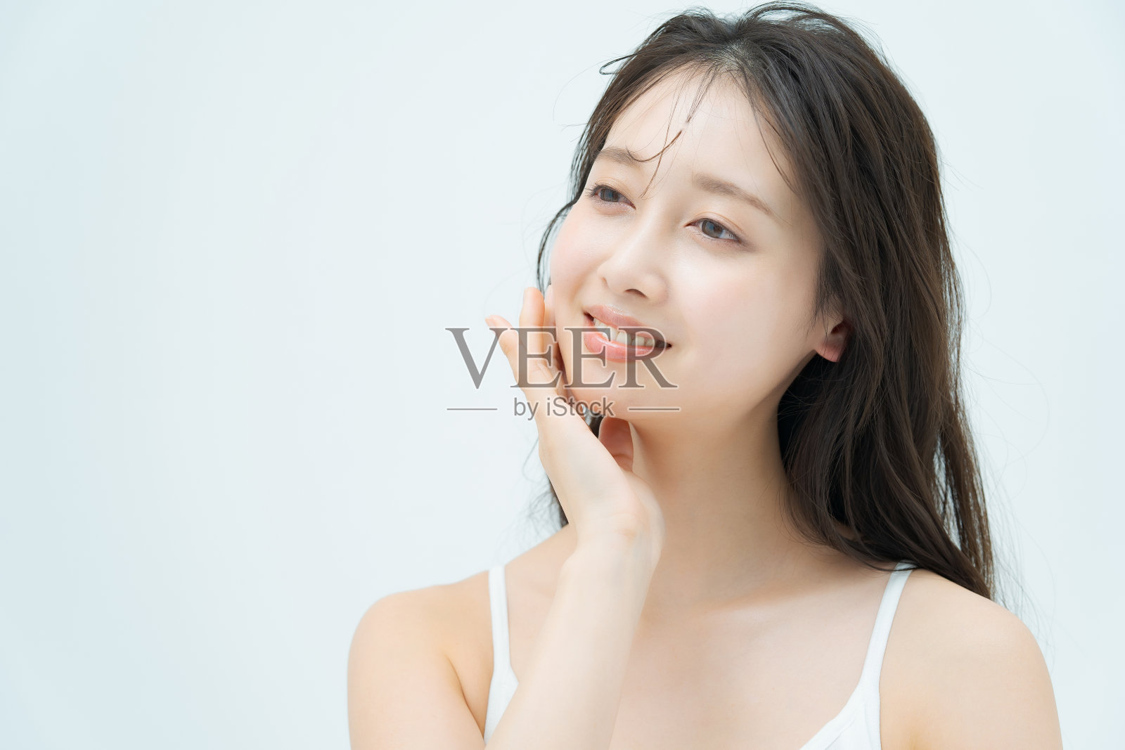 一个黑头发，气氛湿润的女人照片摄影图片