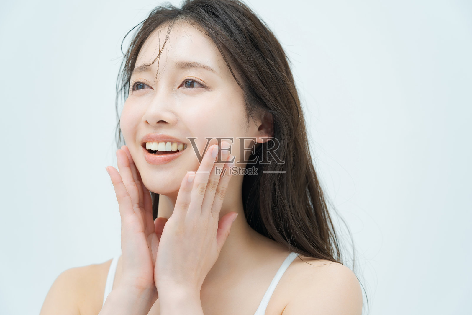 一个黑头发，气氛湿润的女人照片摄影图片