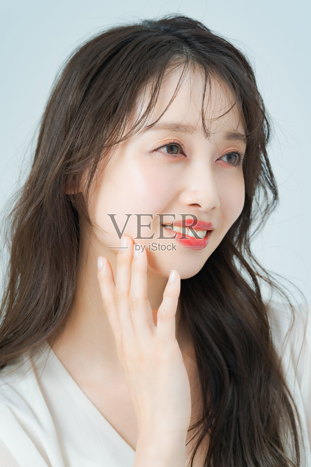 留着长发，化着妆的女人照片摄影图片