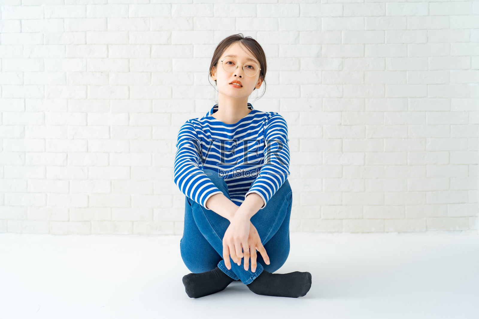 一个戴眼镜的女人的肖像照片摄影图片