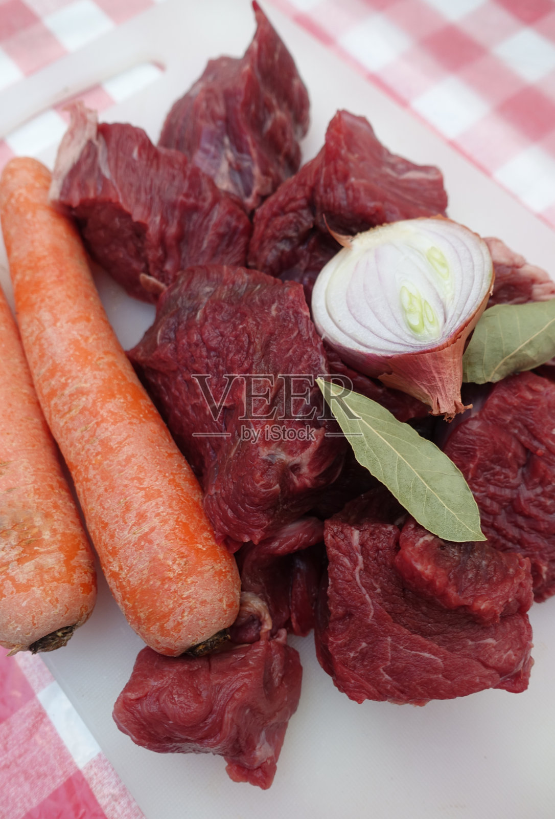 分块的牛肉炖法国菜的食物准备照片摄影图片