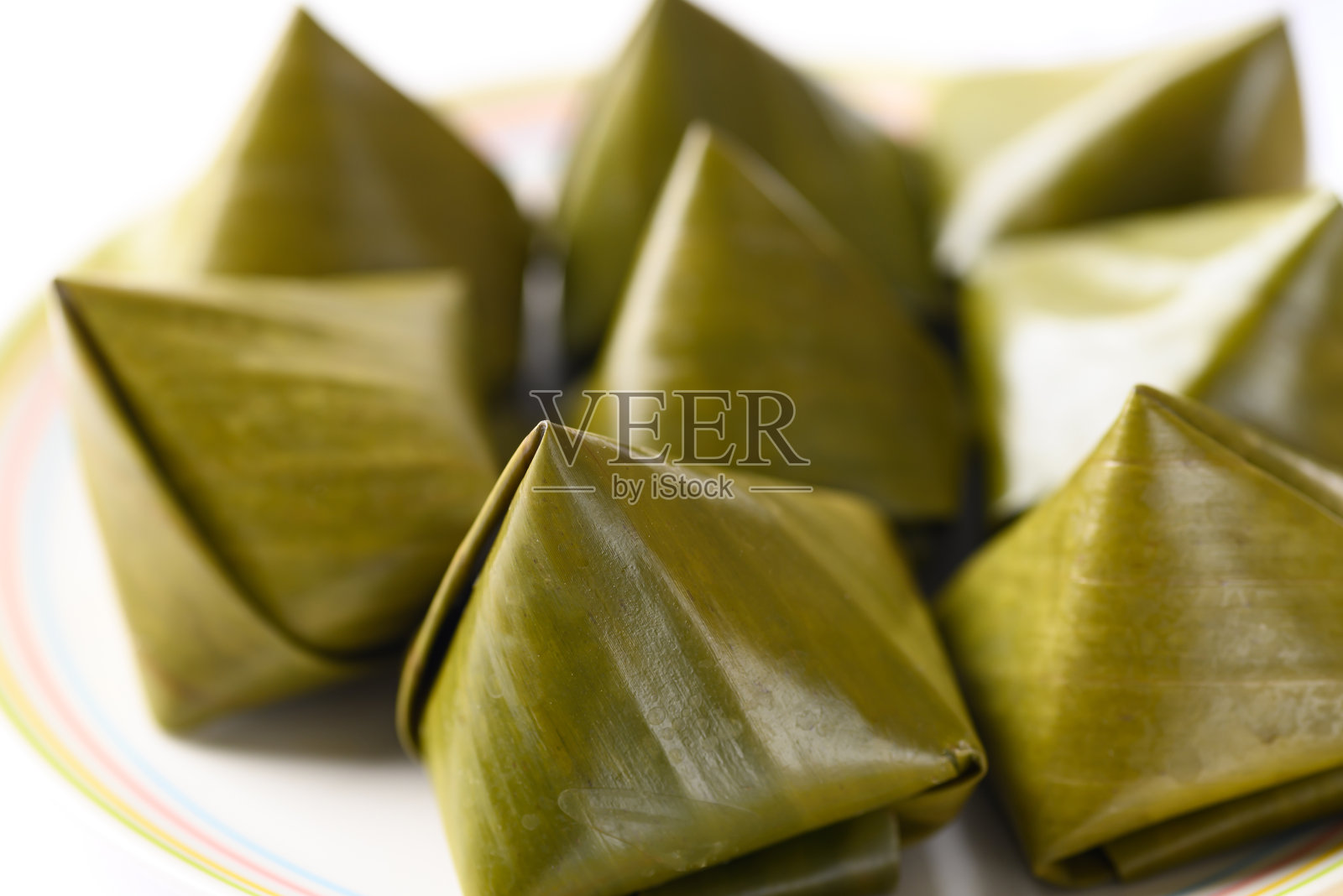 泰式甜点(Khanom Tian)，用香蕉叶包裹的甜面团填满椰子照片摄影图片