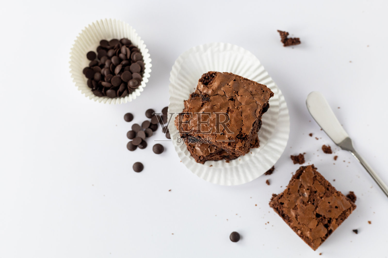 桌上有布朗尼和巧克力片。照片摄影图片